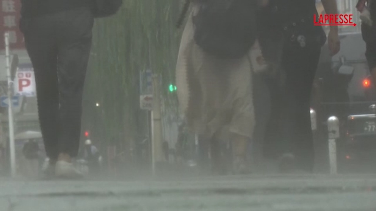 giappone tokyo colpita da piogge torrenziali stop aerei e treni strade allagate