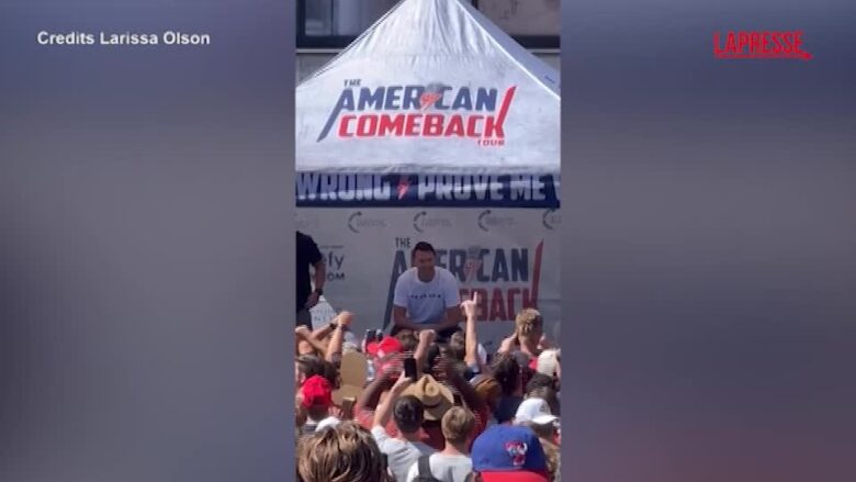 Charlie Kirk, il conservatore trumpiano ucciso a un evento nello Utah: il panico tra la folla