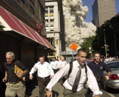 La gente fugge durante il crollo di una delle torri del World Trade Center l'11 settembre 2001 a New York
