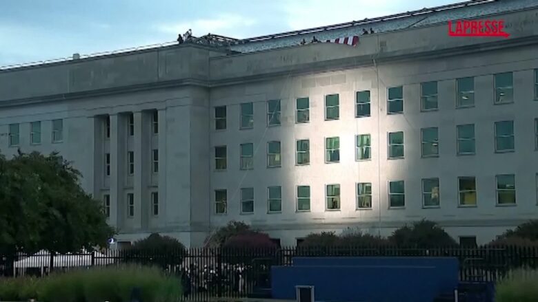 11 settembre, una gigantesca bandiera statunitense srotolata sulla facciata del Pentagono