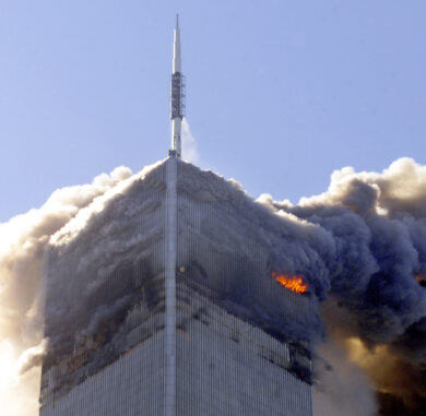 L'incendio scoppiato alla torre nord del World Trade Center dove si è appena schiantato un aereo l'11 settembre 2001