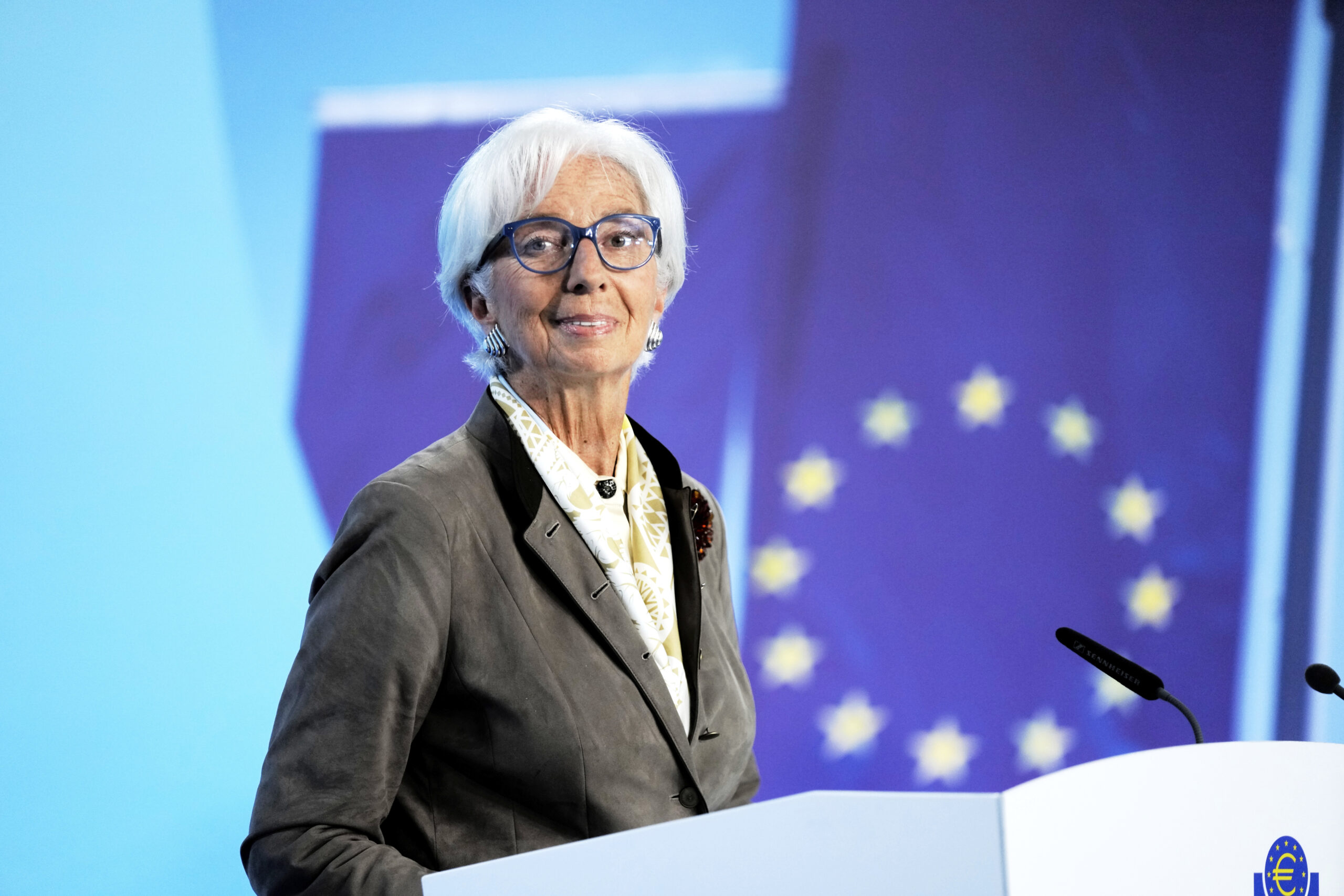 Bce lascia i tassi invariati, prevista crescita in rialzo per l’Eurozona