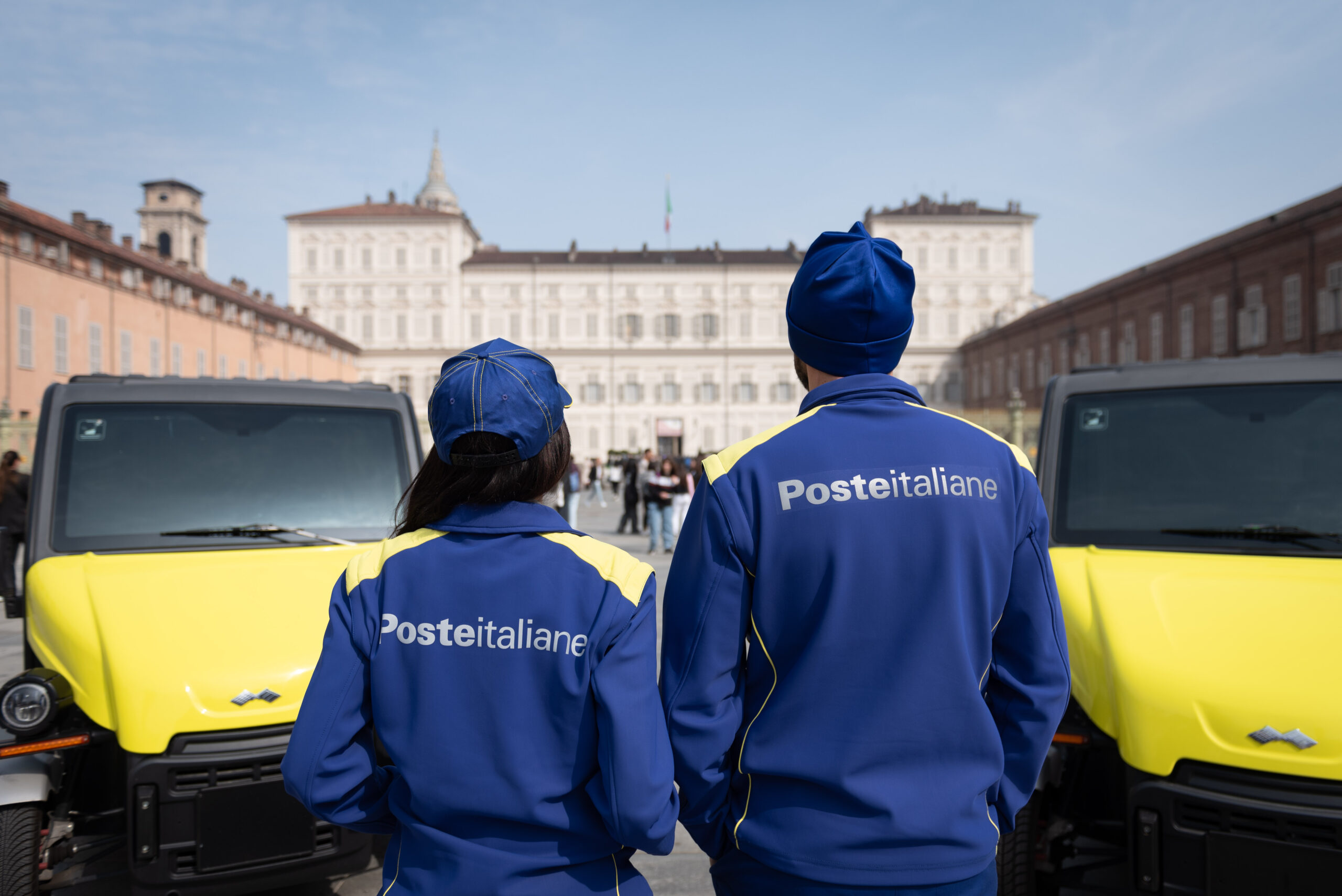 Poste Italiane, 300 nuovi mezzi green per la consegna di lettere e pacchi