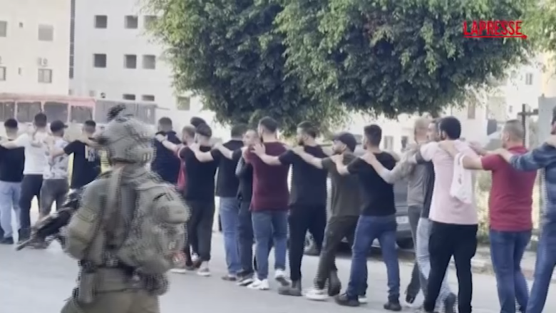 Cisgiordania, l'Idf arresta decine di uomini dopo un attacco ai soldati israeliani: le immagini