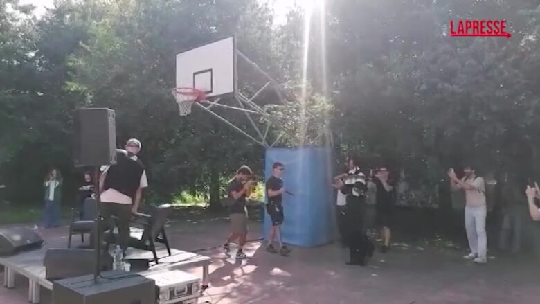 Milano, Ghali incontra gli studenti della sua ex scuola media a Baggio