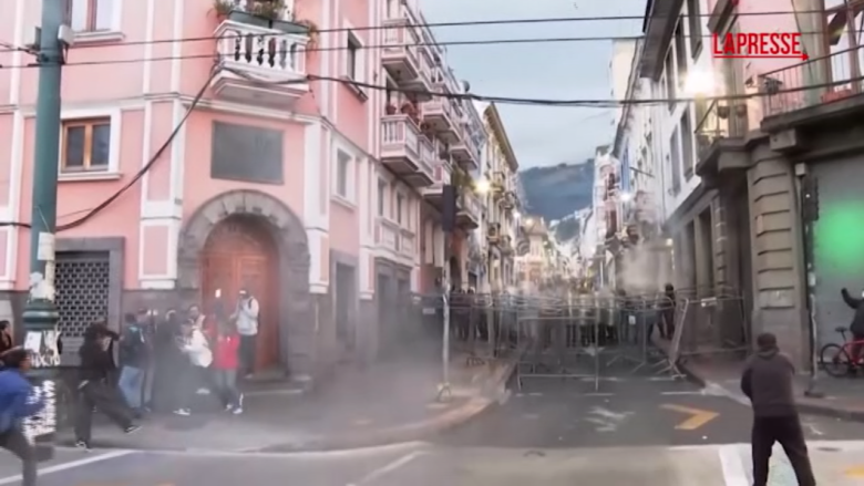 Ecuador, scontri nella capitale tra manifestanti anti governativi e polizia: le immagini