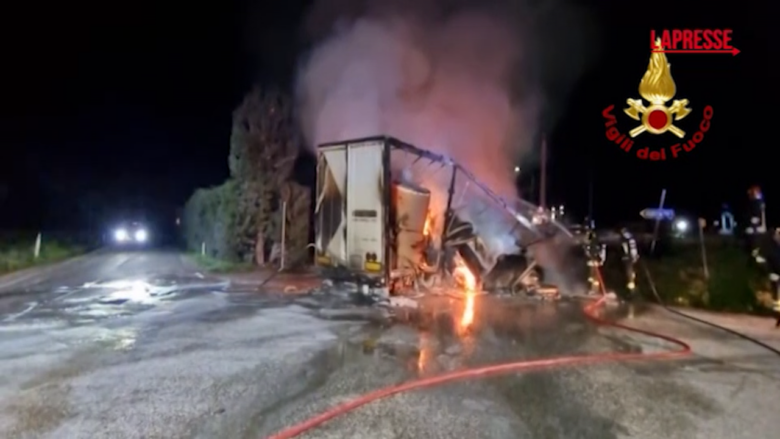 Ancona, in fiamme camion: rogo coinvolge anche cabina metano