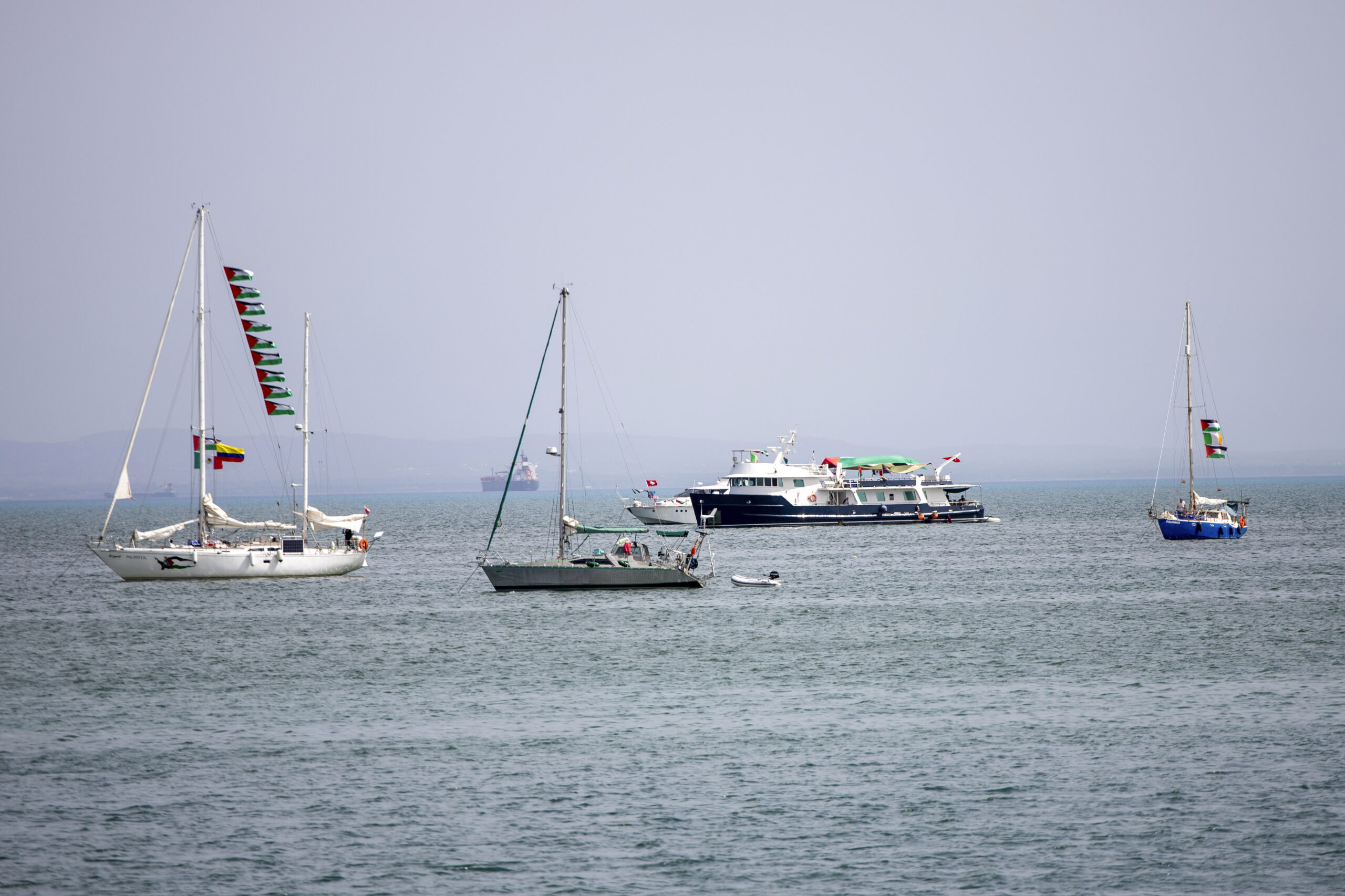 Flotilla, attivisti: “Siamo nella zona ad alto rischio. Gli israeliani non ci hanno abbordato ma c’è grande tensione”