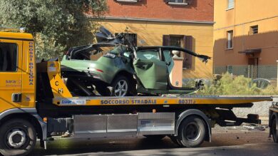 Bologna, incidente durante un inseguimento con la polizia: morto 18enne