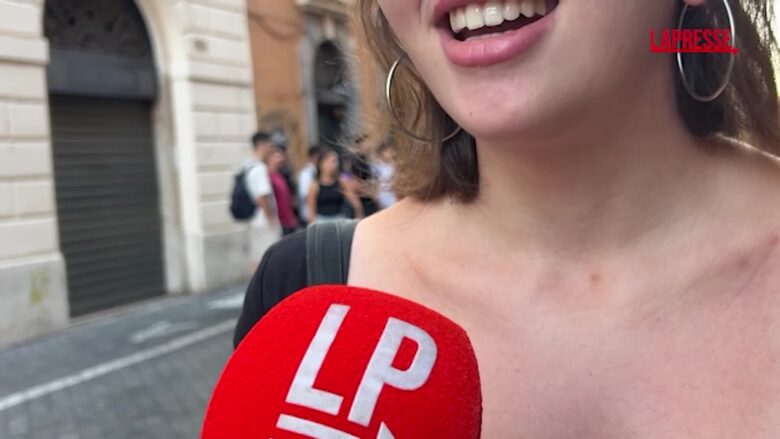 Scuola, studenti contro il divieto dei cellulari in classe: "Insegnateci a usarlo"