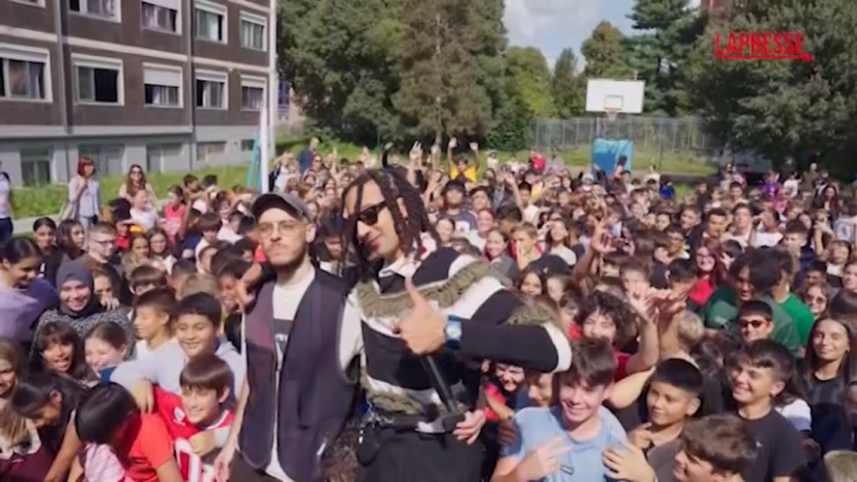 Ghali torna nella sua ex scuola di Baggio: incontro con gli studenti, selfie e abbracci