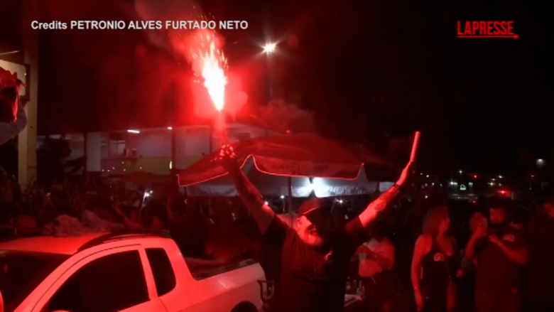 Brasile, Bolsonaro condannato a 27 anni di carcere: la festa in strada dei suoi oppositori