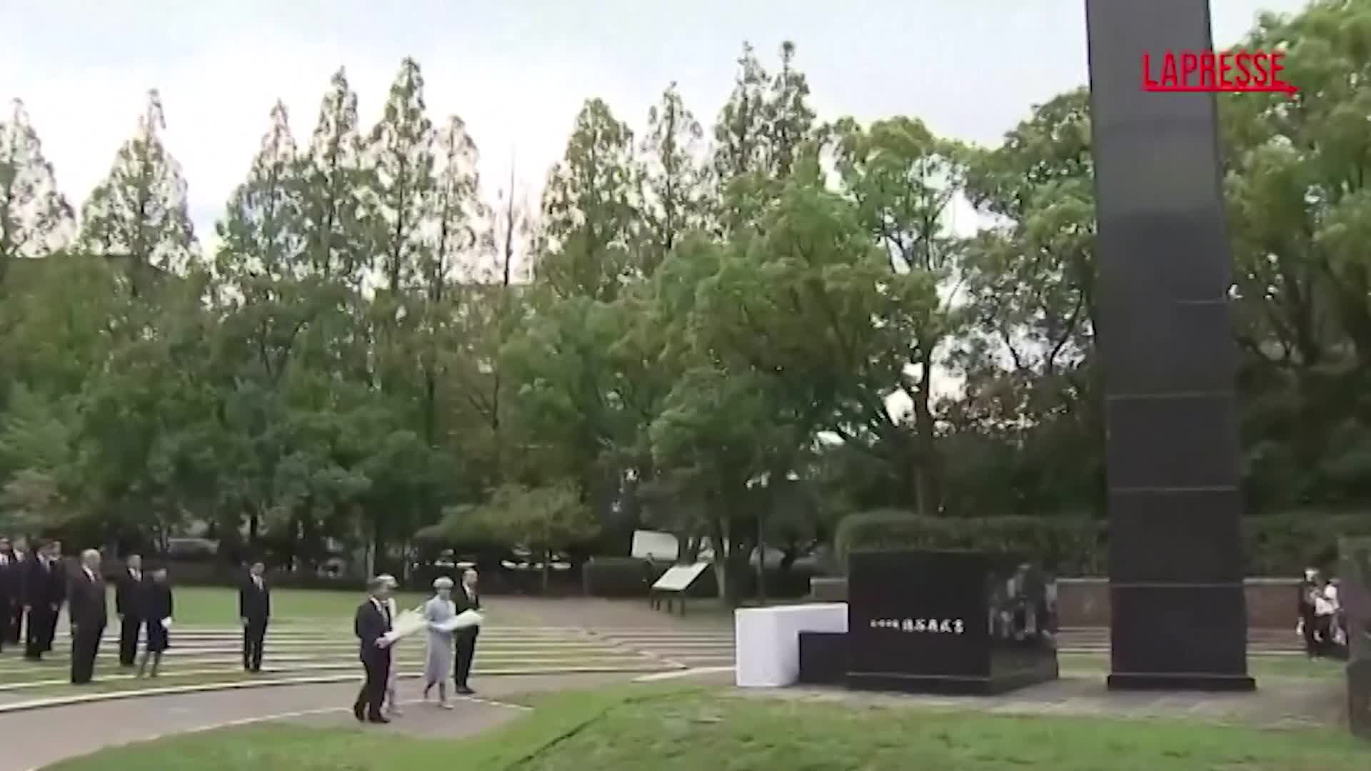 Giappone, gli imperatori al monumento per le vittime di Nagasaki: le immagini dell