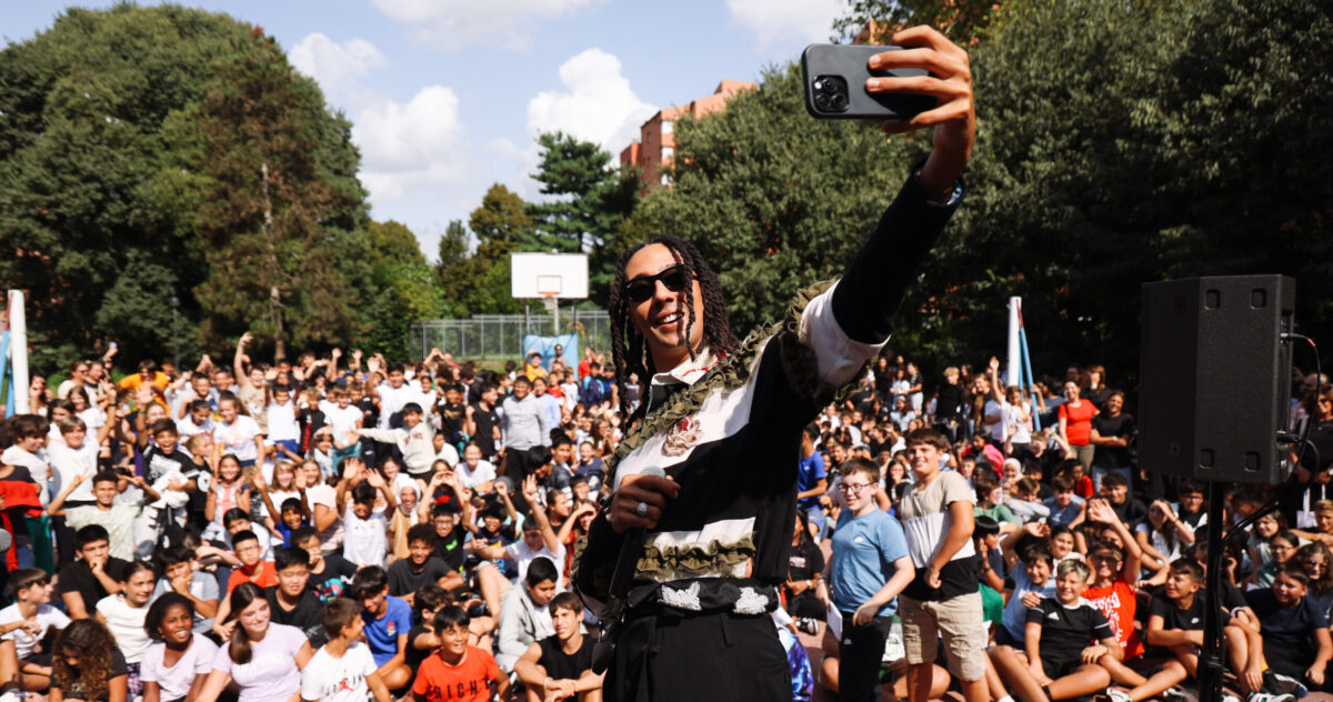 Ghali incontra gli studenti della sua scuola media: “Sapevo che la musica mi avrebbe aiutato”