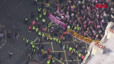 Londra, antifascisti protestano contro la marcia di estrema destra di Tommy Robinson
