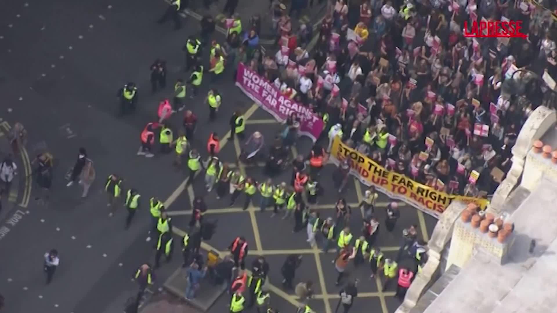 londra antifascisti protestano contro la marcia di estrema destra di tommy robinson