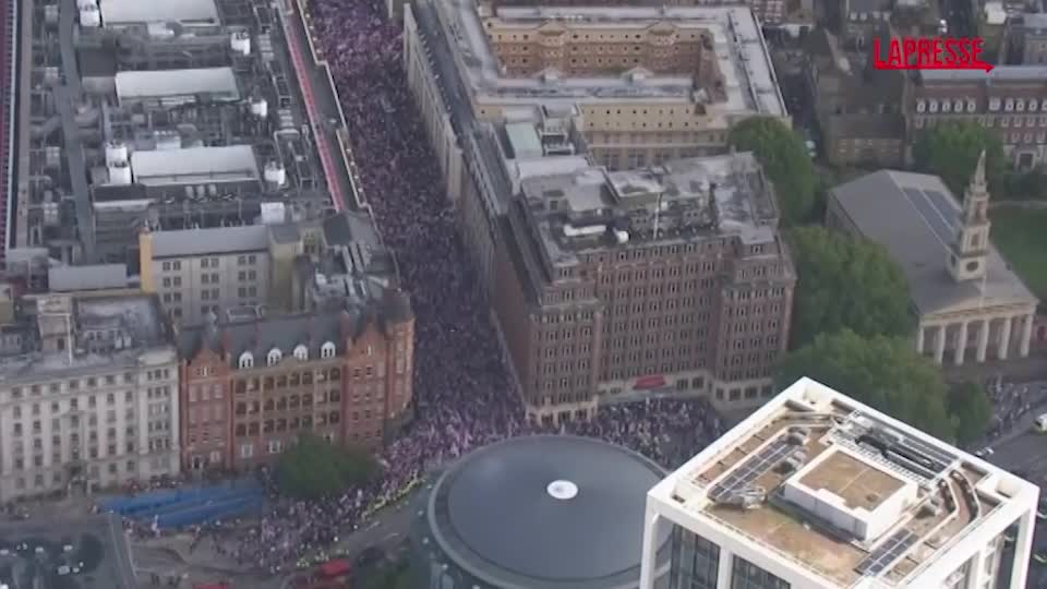 londra migliaia di persone partecipano alla marcia di estrema destra organizzata da tommy robinson