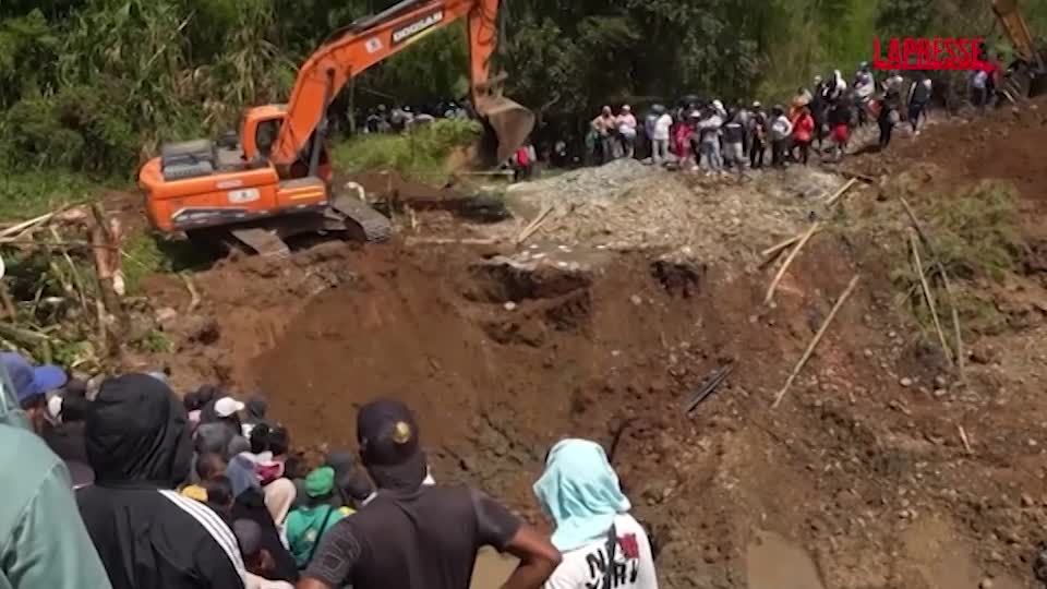 Colombia, una miniera crolla e inghiotte sette persone: le immagini dei soccorsi Colombia, una miniera crolla e inghiotte sette persone: le immagini dei soccorsi
