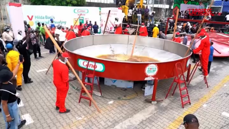 Nigeria, chef Baci cucina la più grande pentola di riso del mondo