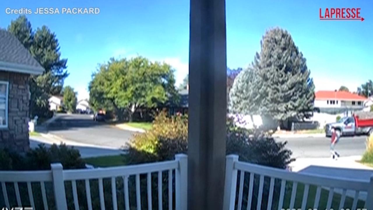 Charlie Kirk, una telecamera di sorveglianza riprende Tyler Robinson il giorno dell Charlie Kirk, una telecamera di sorveglianza riprende Tyler Robinson il giorno dell
