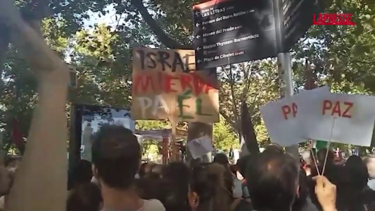 Vuelta, a Madrid le proteste pro Palestina durante la tappa finale Vuelta, a Madrid le proteste pro Palestina durante la tappa finale