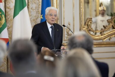 Mattarella: “Il mondo sembra incamminato verso conflitti laceranti, serve urgenza di pace”