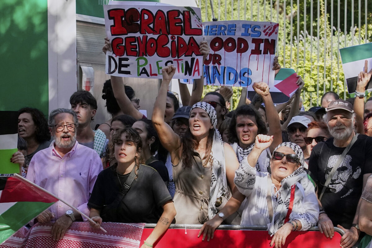 Gaza, proteste pro Palestina alla Vuelta: tensioni e cariche, gara fermata Gaza, proteste pro Palestina alla Vuelta: tensioni e cariche, gara fermata