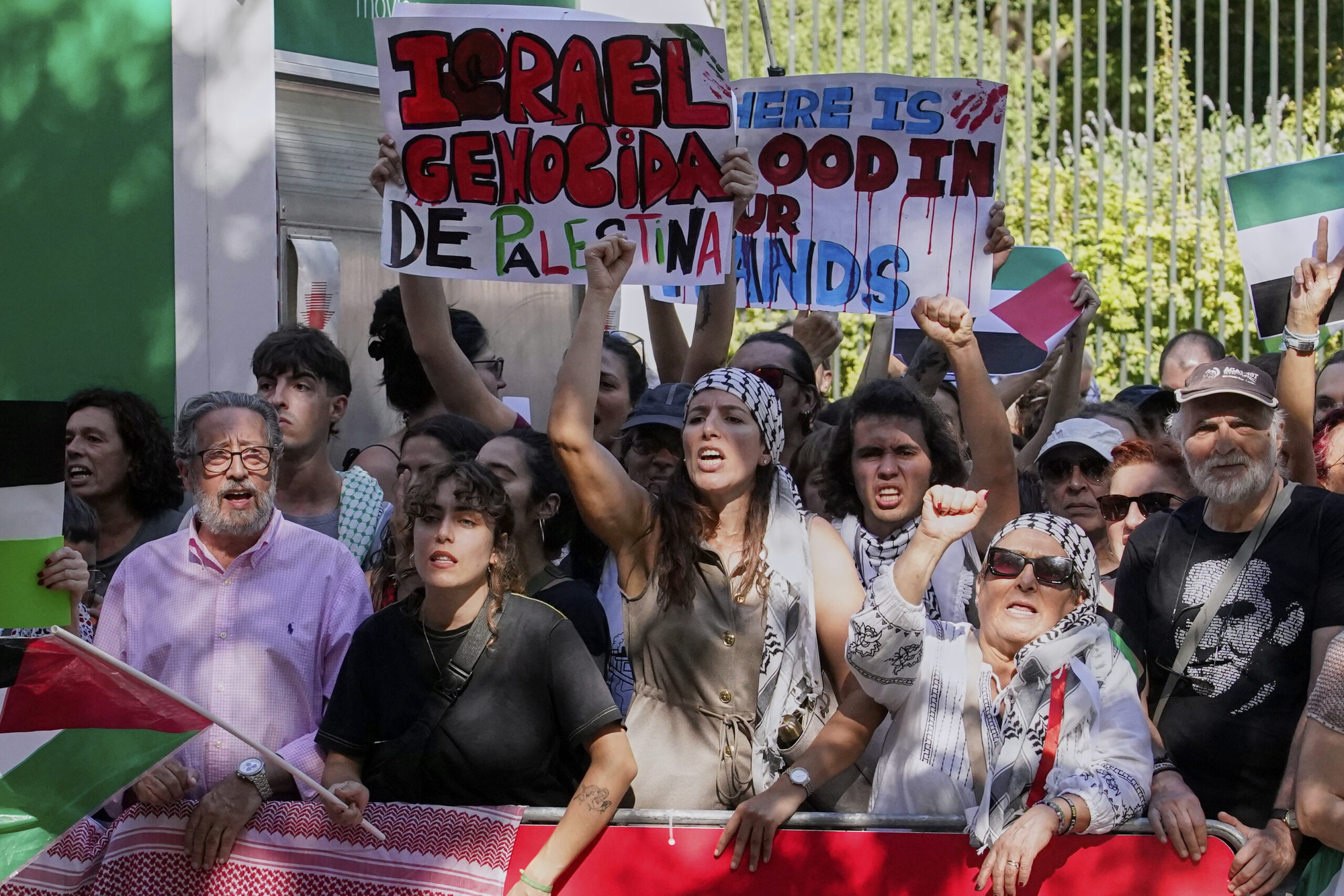 Gaza, proteste pro Palestina alla Vuelta: tensioni e cariche, gara fermata