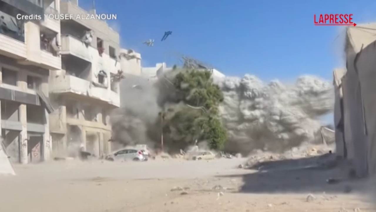 gaza raid aereo israeliano sulla striscia esplosione devasta edificio