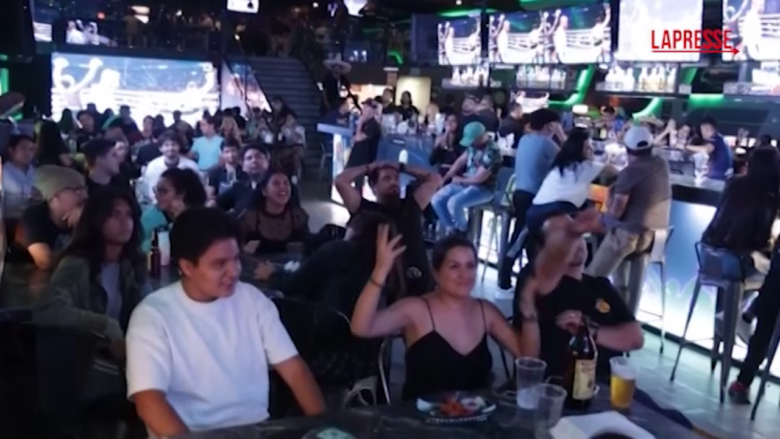 Boxe, i tifosi messicani assistono al match dei supermedi tra Alvarez e Crawford