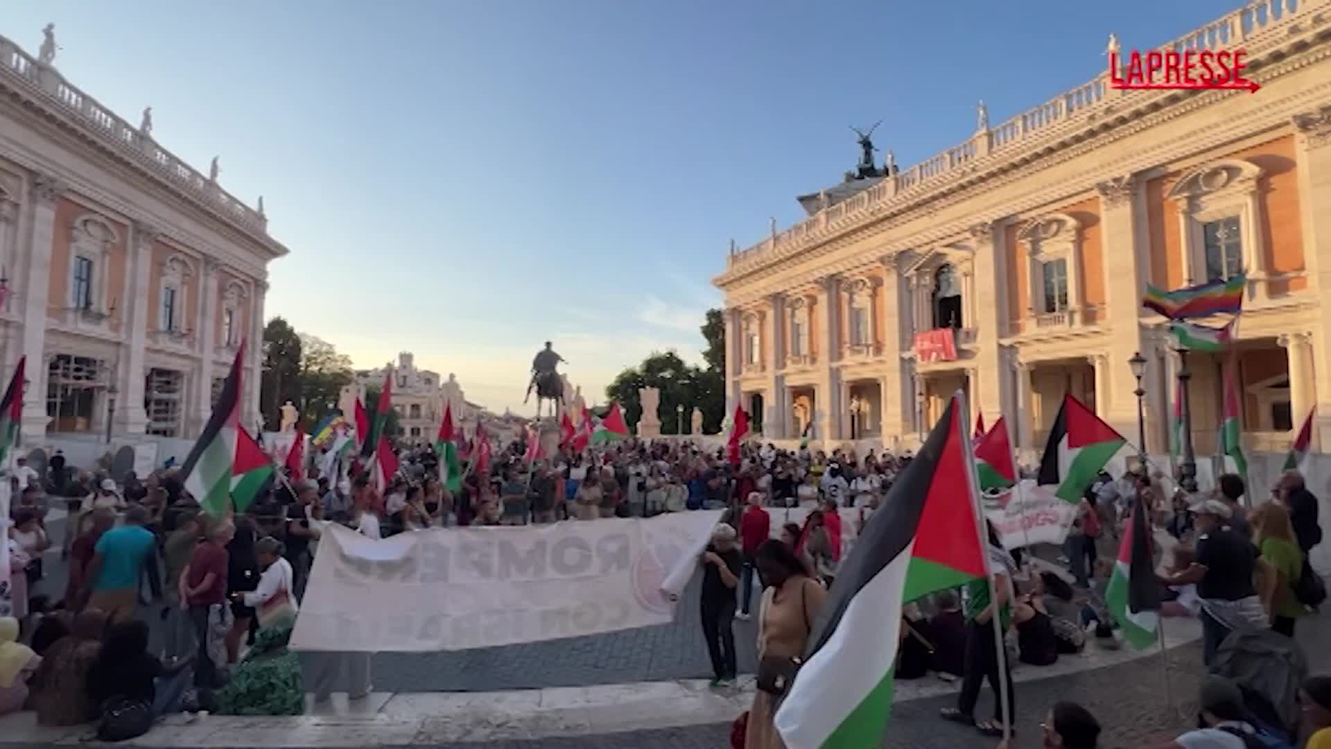 Gaza, manifestazione al Campidoglio: "Il silenzio è complicità" Gaza, manifestazione al Campidoglio: "Il silenzio è complicità"