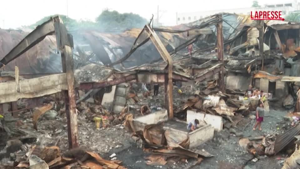 Filippine, incendio a Manila: 1.000 famiglie sfollate Filippine, incendio a Manila: 1.000 famiglie sfollate