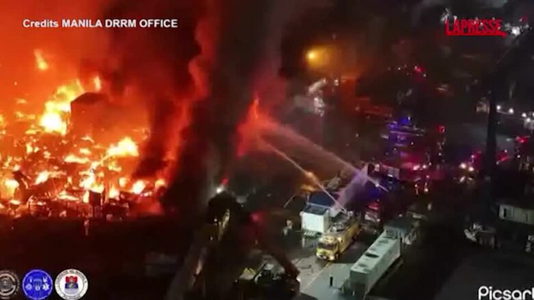 Filippine, incendio devastante a Manila: le fiamme avvolgono una zona residenziale