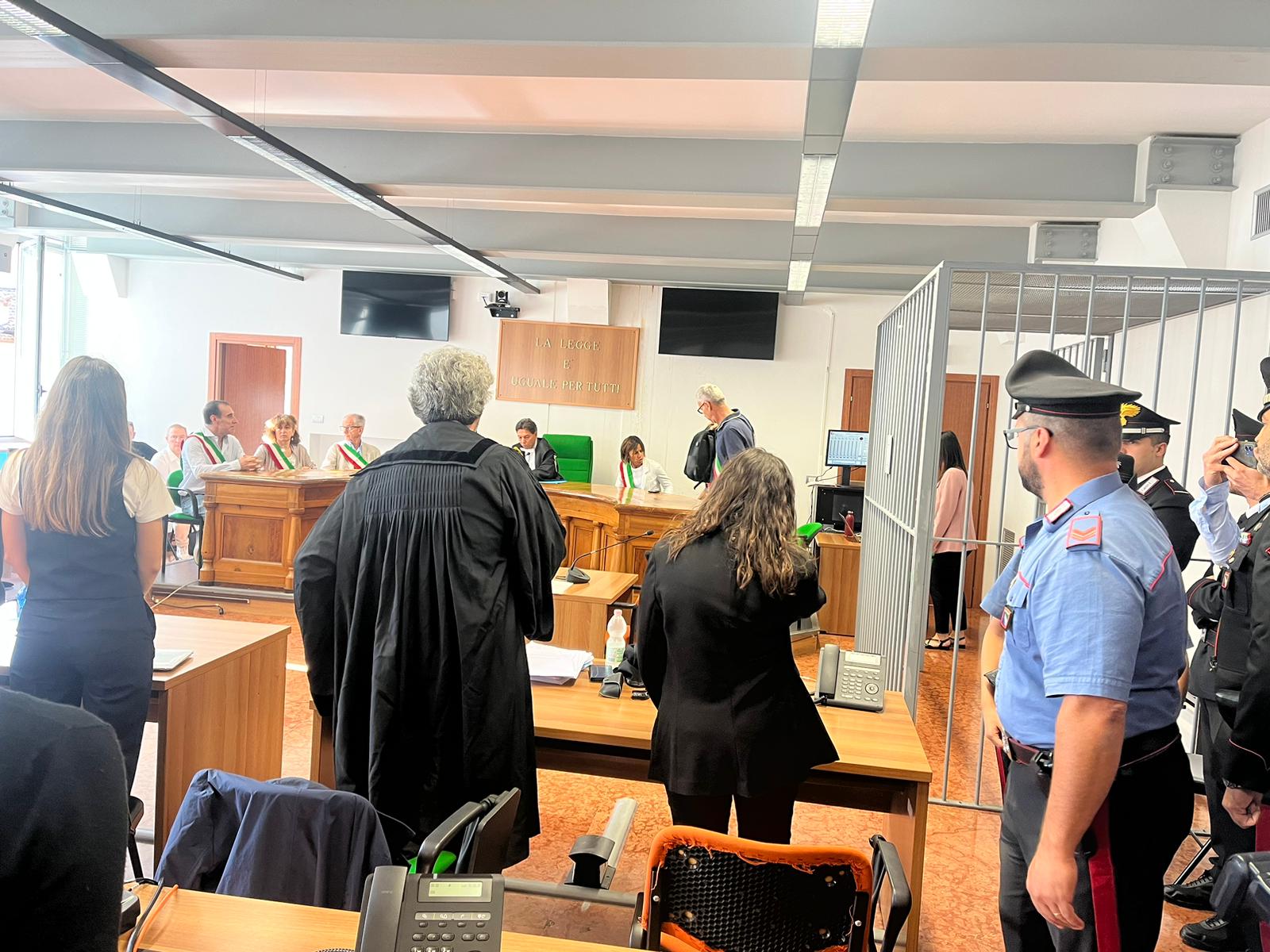 Chiara Petrolini, nuova udienza processo a 21enne per i neonati sepolti: la giovane lascia l’aula e torna a casa