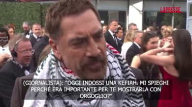 Emmy Awards 2025, Javier Bardem indossa la kefiah: "Free Palestine"