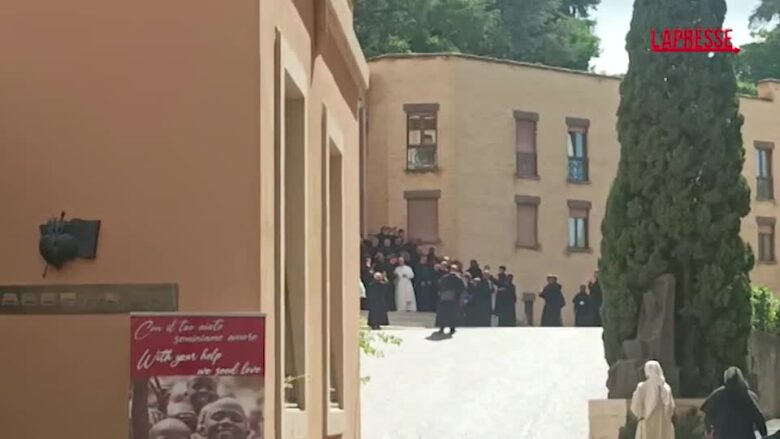 Papa Leone XIV incontra gli agostiniani e posa per una foto ricordo