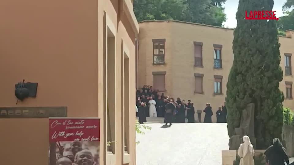 Papa Leone XIV incontra gli agostiniani e posa per una foto ricordo Papa Leone XIV incontra gli agostiniani e posa per una foto ricordo