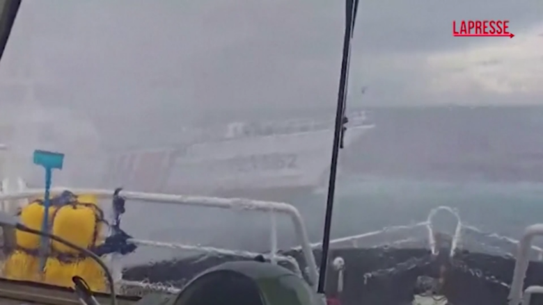 Nave filippina a contatto con Guardia costiera cinese: le immagini dello scontro