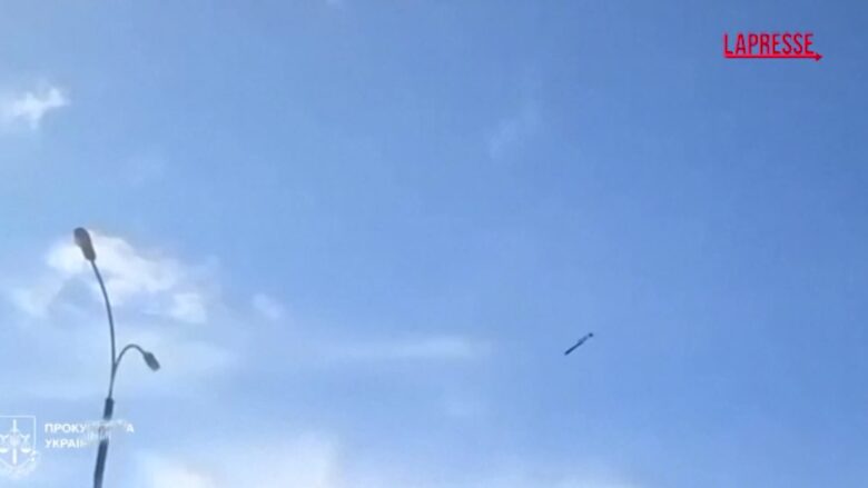 Ucraina, missile russo su edificio a Kharkiv: il momento dell’impatto