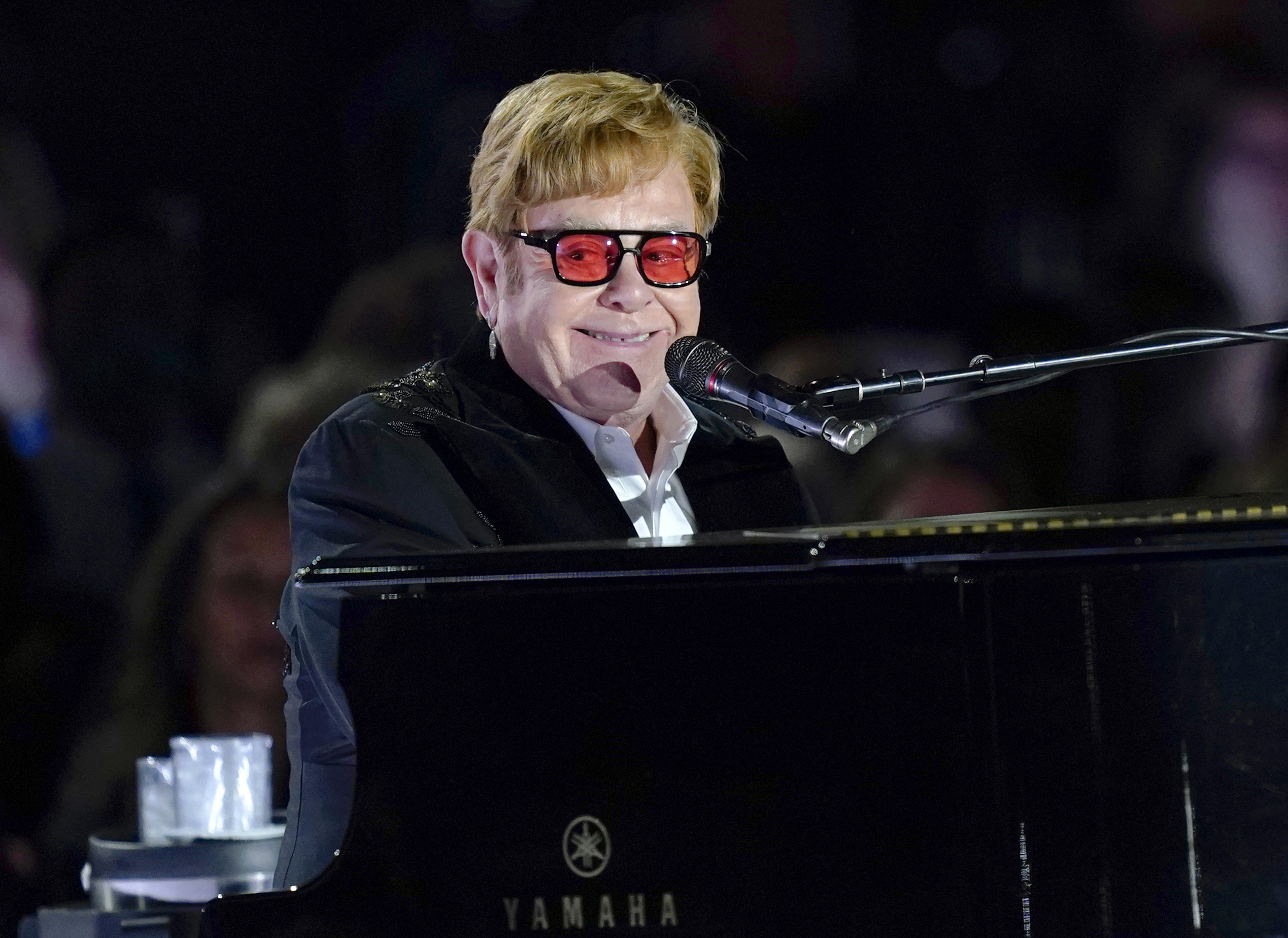 Elton John, la passione per l’oro e la rotula diventata collana