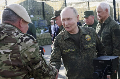 Russia, Putin in uniforme alle esercitazioni militari ‘Zapad 2025’