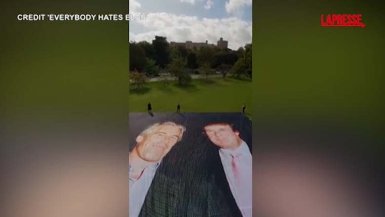 Windsor, attivisti srotolano uno striscione che raffigura Trump con Epstein