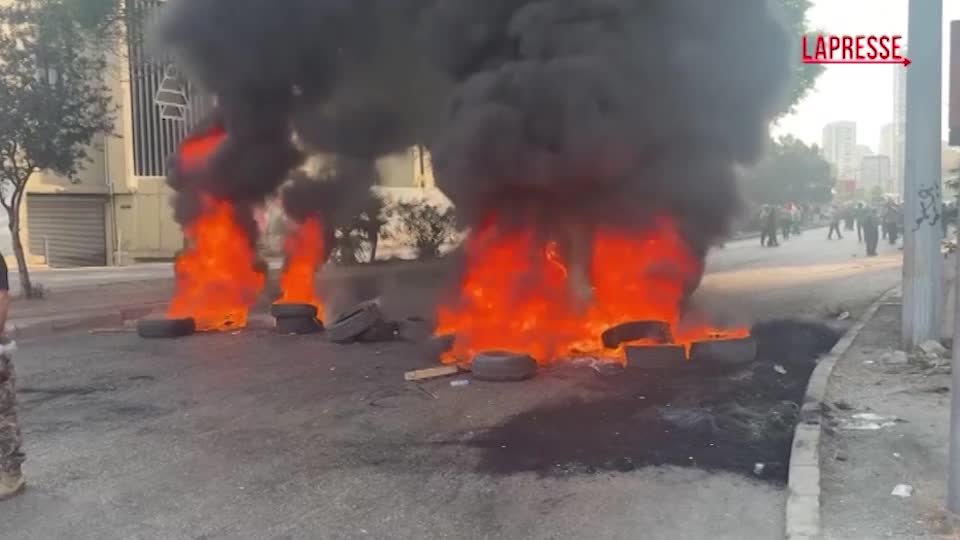 Libano, protesta dei militari in pensione: bloccate le strade principali di Beirut