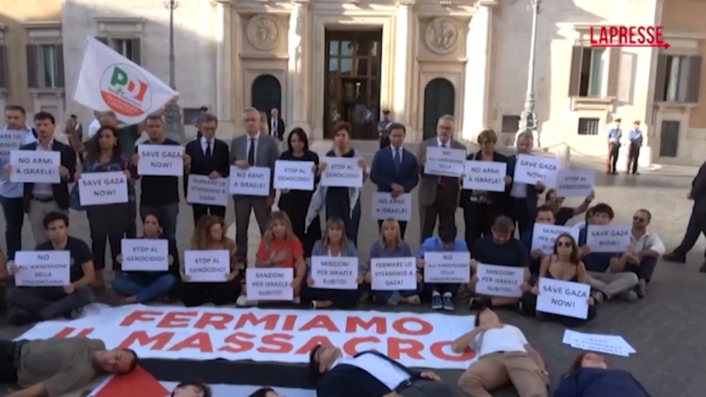 Gaza, flash mob del Pd a Montecitorio: "Fermiamo il massacro"