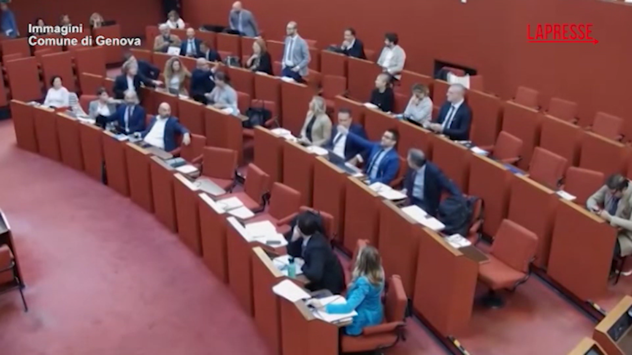 Bagarre in aula a Genova, il consigliere Pd a FdI: "Vi abbiamo già appeso per i piedi"