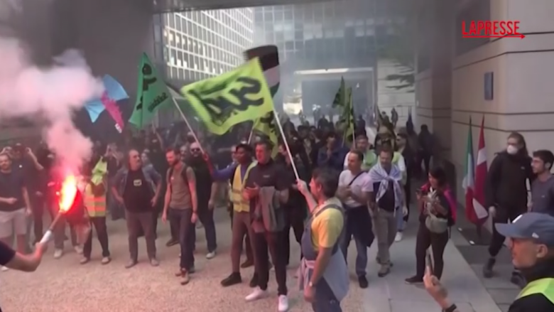 Francia, ferrovieri in sciopero fanno incursione al Ministero dell'Economia