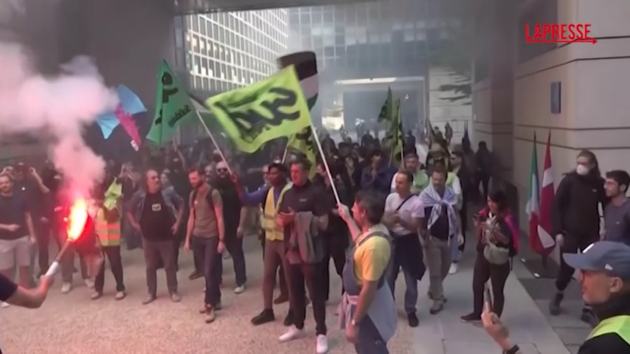 Francia, ferrovieri in sciopero fanno incursione al Ministero dell