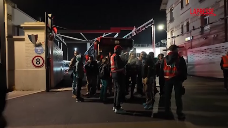 Francia, sciopero a Parigi: manifestanti bloccano un deposito di autobus