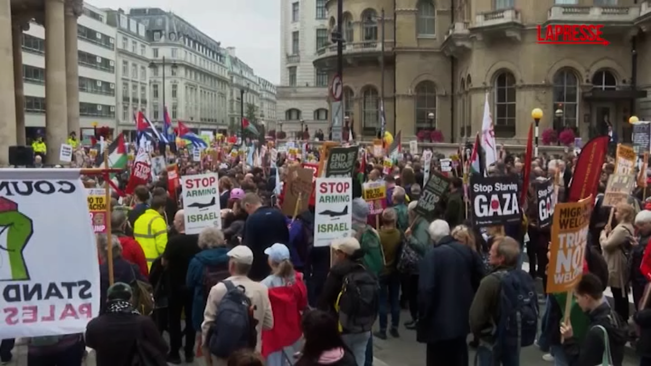 Londra, migliaia di persone protestano per la visita di Donald Trump Londra, migliaia di persone protestano per la visita di Donald Trump