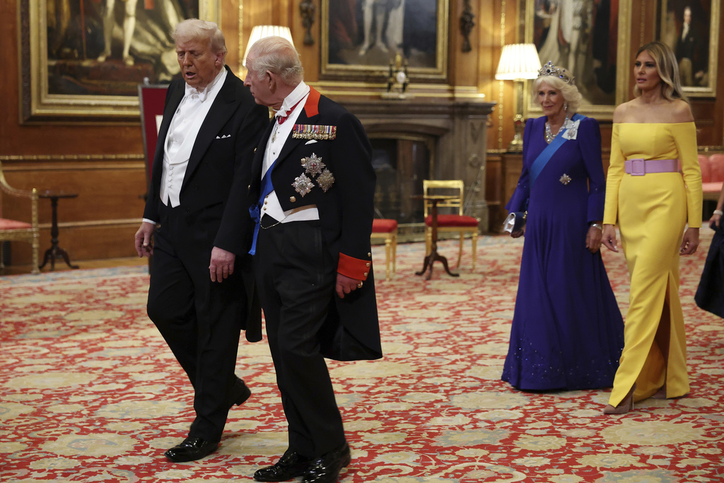 Trump a Londra, la cena di gala a Windsor e i look di Melania e della principessa Kate: le foto